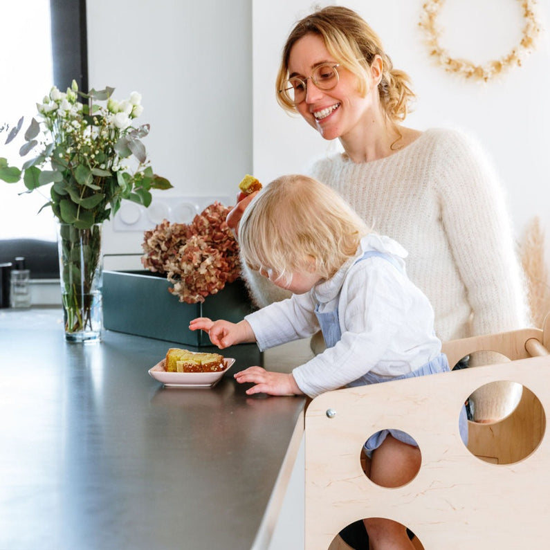 La Tour d'Observation Montessori Multi-Usages avec son Toboggan Ardoise