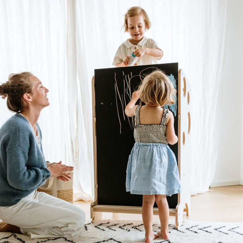 La Tour d'Observation Montessori Multi-Usages avec son Toboggan Ardoise - Monti Family