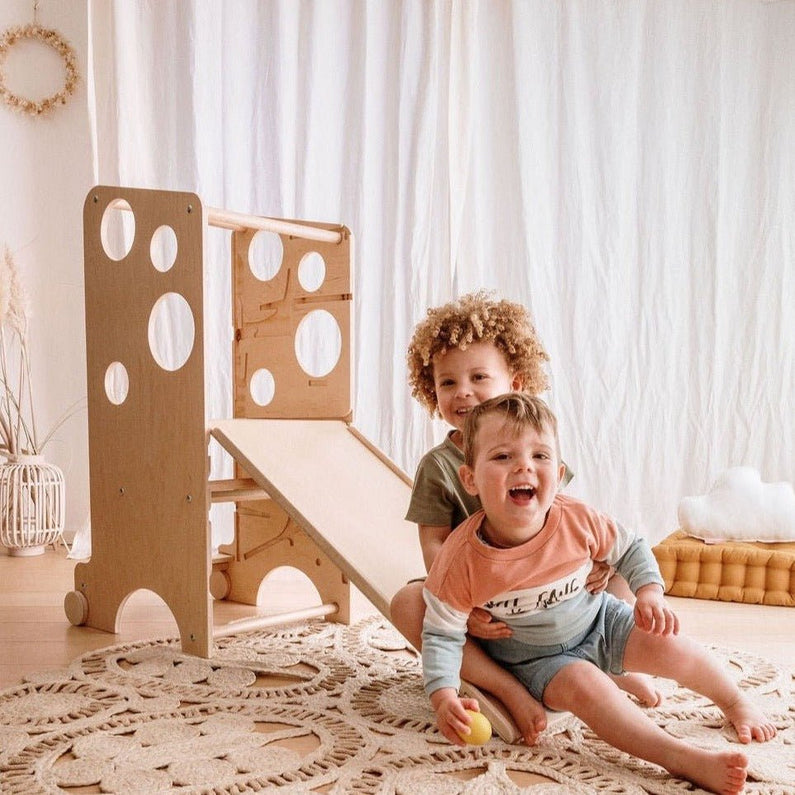 La Tour d'Observation Montessori Multi-Usages avec son Toboggan Ardoise - Monti Family