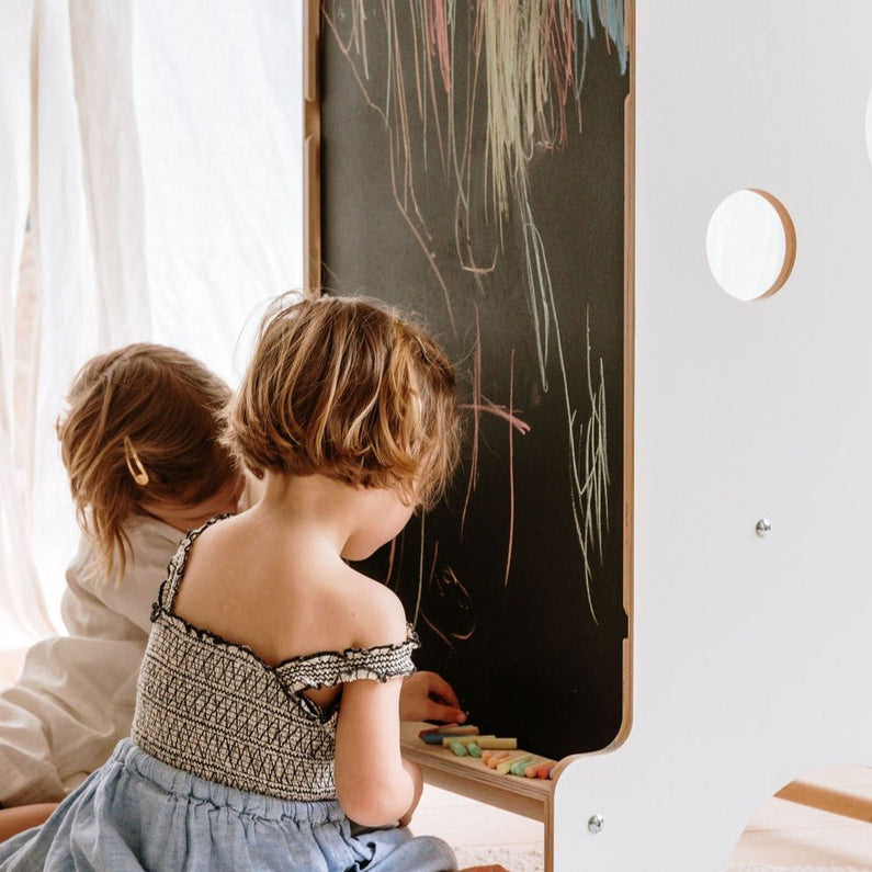 La Tour d'Observation Montessori Multi-Usages avec son Toboggan Ardoise - Monti Family