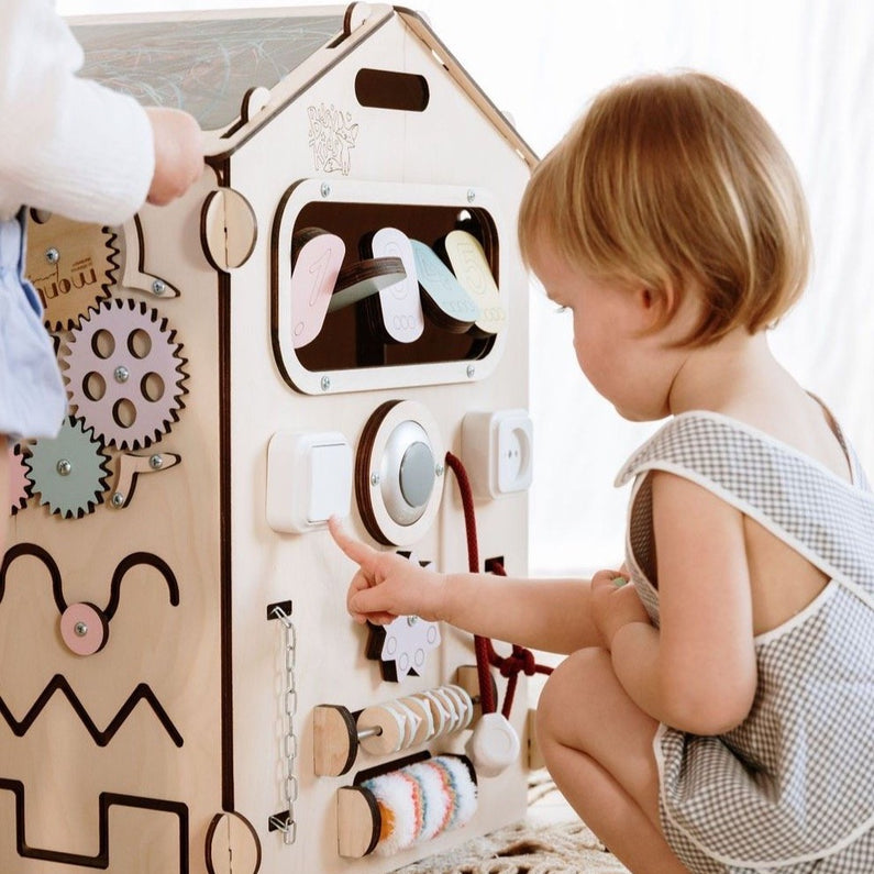 Maison Montessori Busyboard - Monti Family