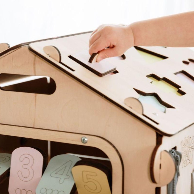 Maison Montessori Busyboard - Monti Family