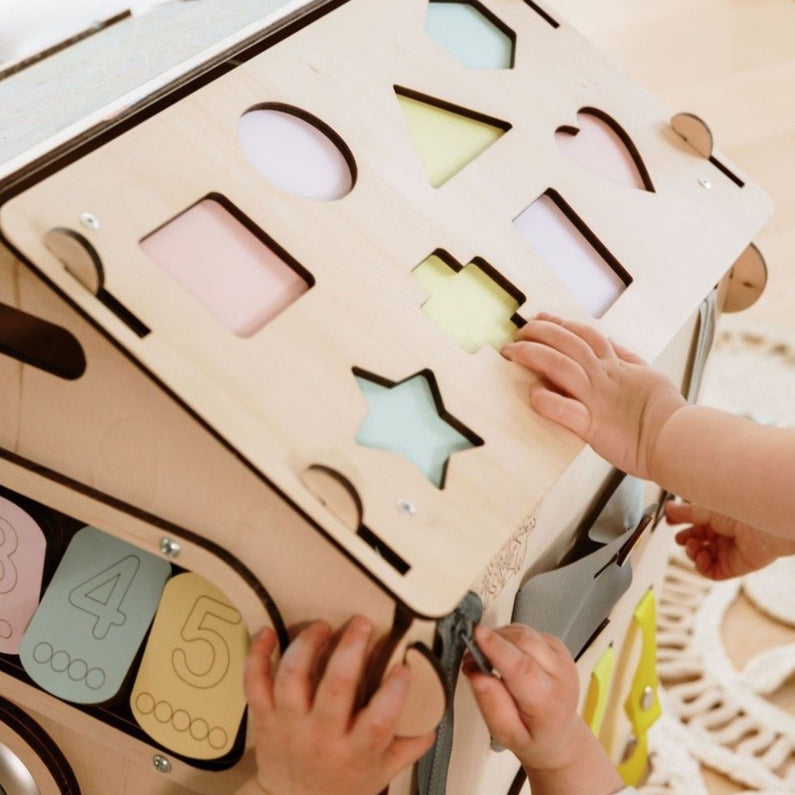 Maison Montessori Busyboard - Monti Family