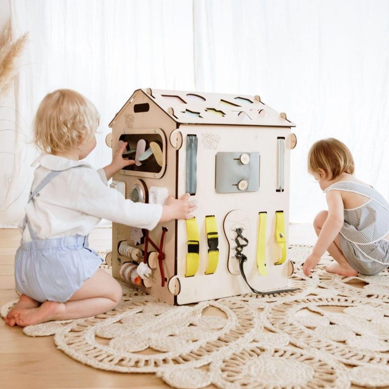 Maison Montessori Busyboard - Monti Family